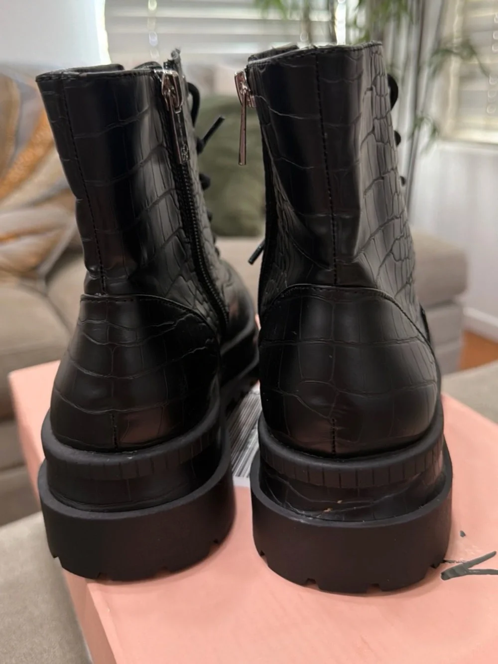 Jessica Simpson men lace